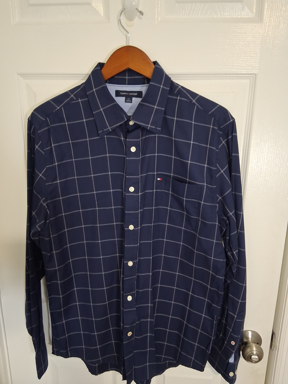 Tommy Hilfiger Men’s Classic Fit Long Sleeve Button Down – Large – Navy Blue.